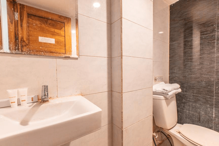 OYO 1229 Dc Hotel Pramuka Near RS St Carolus (temporarily closed), Central Jakarta