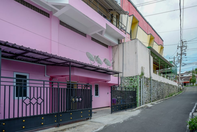 Exterior & Views 2, RedDoorz @ Jalan Gatot Subroto Semarang, Semarang