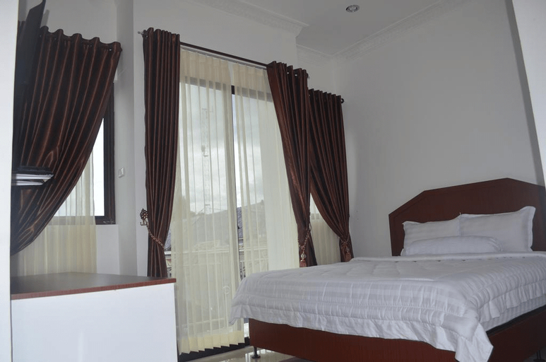 Opriss Hotel, Toba