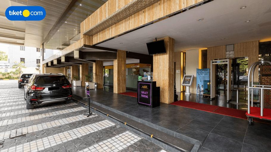 Exterior & Views 16