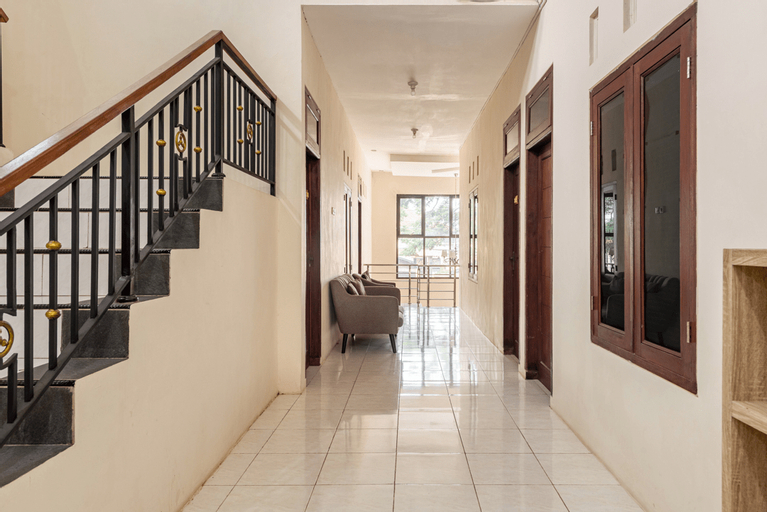 Public Area 3, RedDoorz near Dino Park, Malang