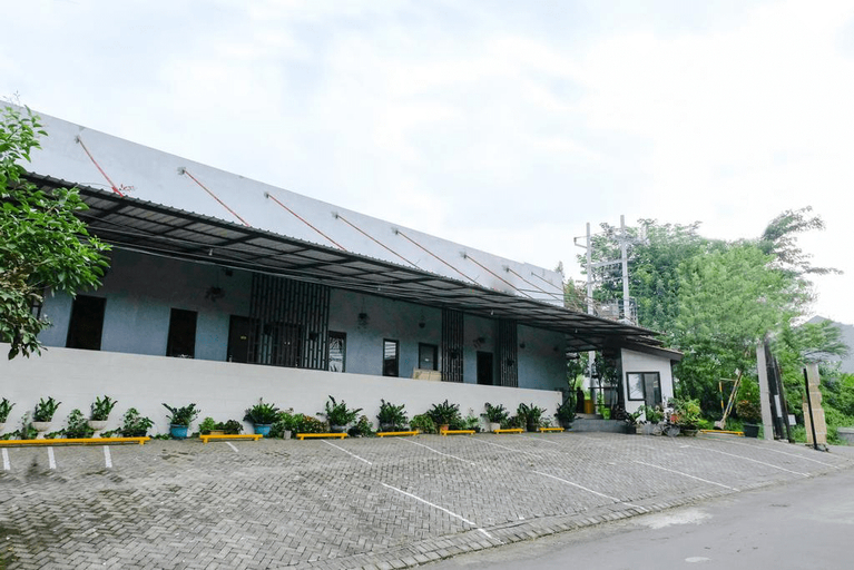 Exterior & Views 3, RedDoorz @ Bukit Dieng 2, Malang