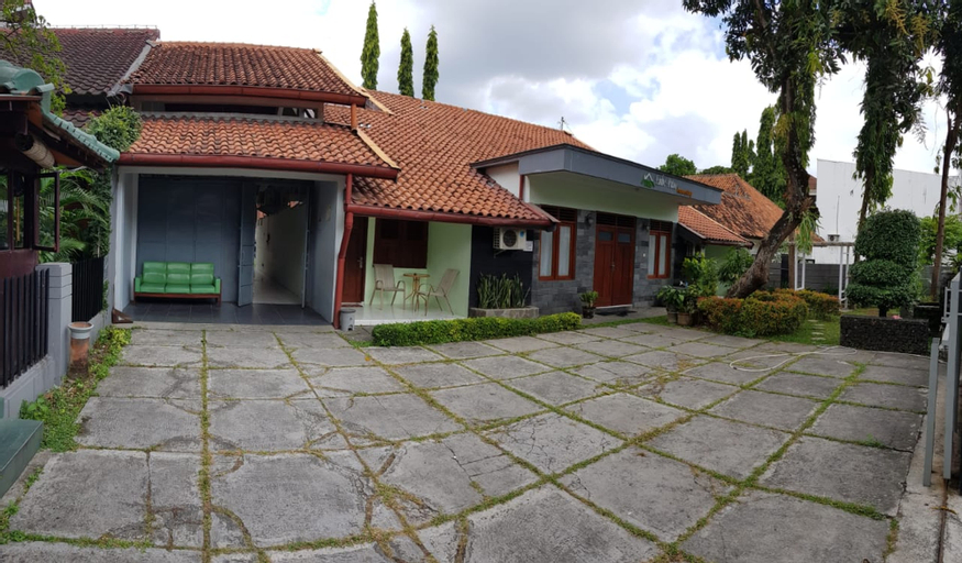 Exterior & Views 2, Embe Pitoe Syariah Gejayan Mitra RedDoorz, Sleman