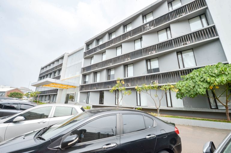 Exterior & Views 2, Sleepzzz Equestrian Park Hotel, East Jakarta