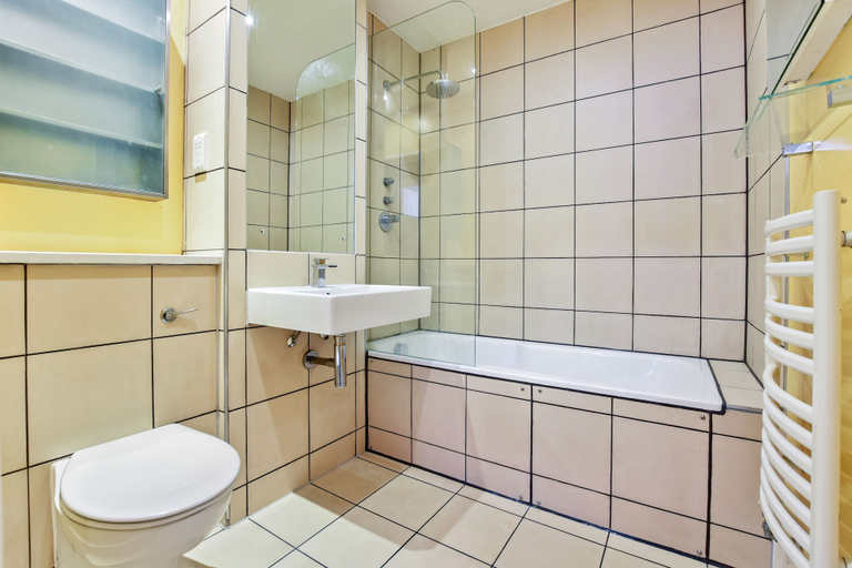 Bathroom, Bricksage Rooms, London King's Cross, London
