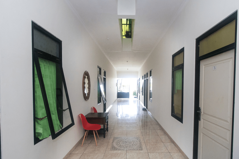 Public Area 3, RedDoorz Syariah near Stasiun Madiun, Madiun
