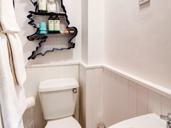 Bathroom 4, Number 18, Conwy