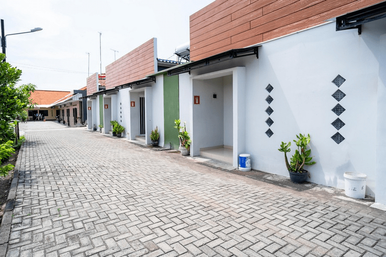Exterior & Views 2, Sitiinggil Syariah RedPartner, Tegal