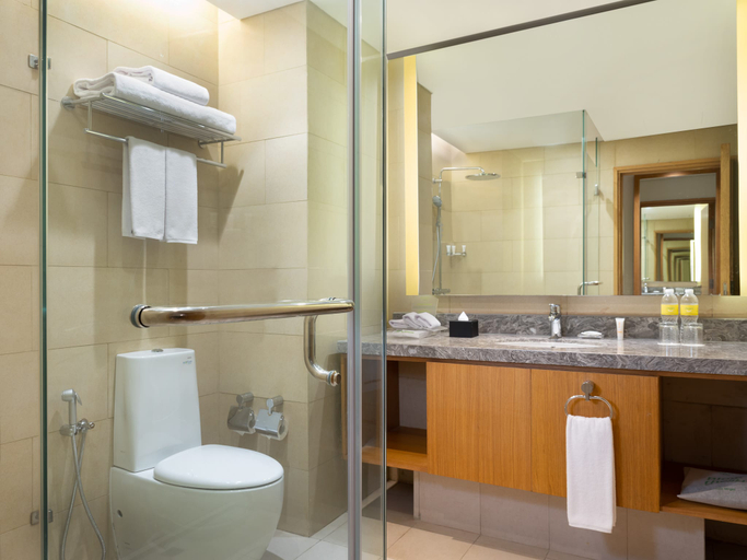 Holiday Inn & Suites Jakarta Gajah Mada - Bathroom