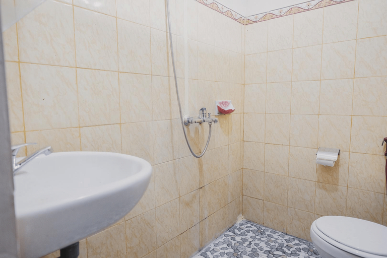 Bathroom 3, RedDoorz Syariah near Kebun Raya Liwa, Lampung Barat