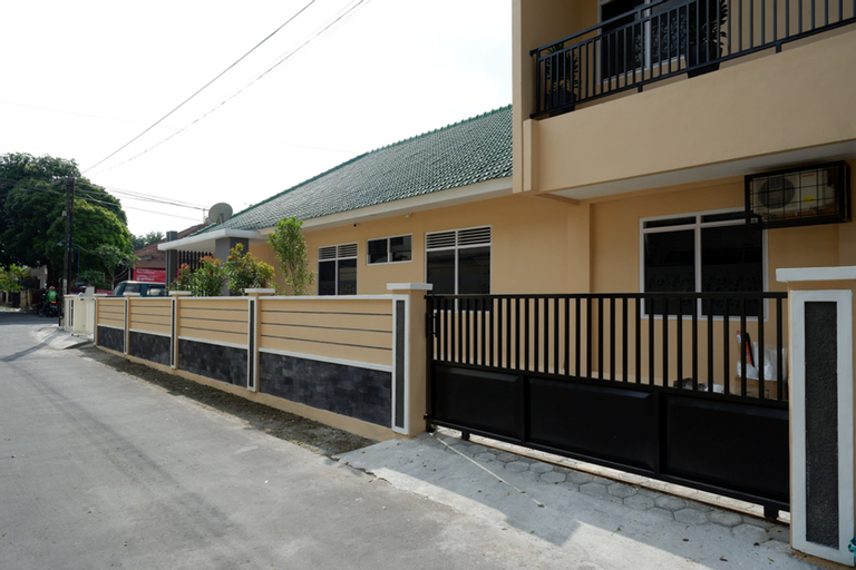 Exterior & Views 2, RedDoorz near Gejayan 3, Sleman