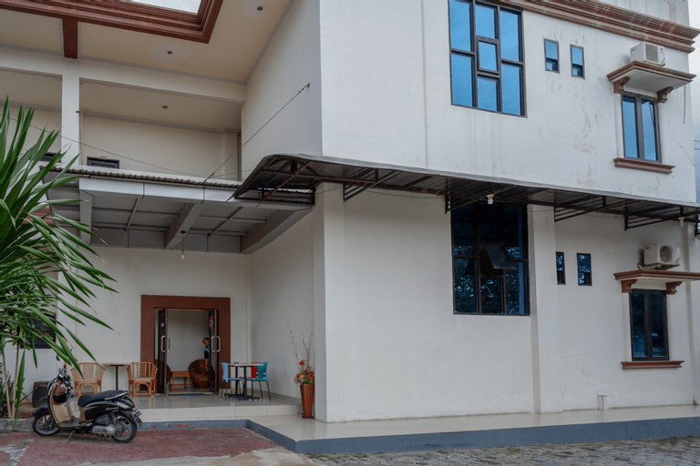 Exterior & Views 2, RedDoorz @ Hotel Bumi Palupy, Palu