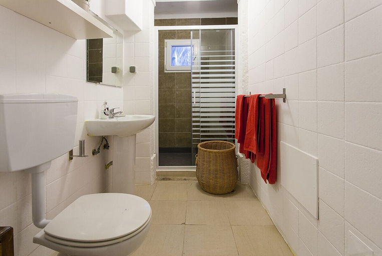 Bathroom 4, Downtown Correeiros Apartments, Lisbon