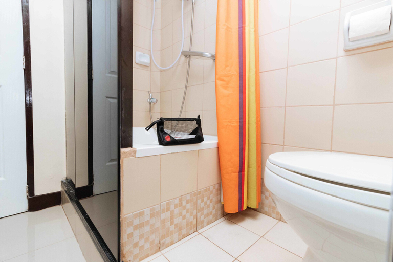 Bathroom 4, RedDoorz Plus @ RSG SS Residens Vito Cruz, Manila City