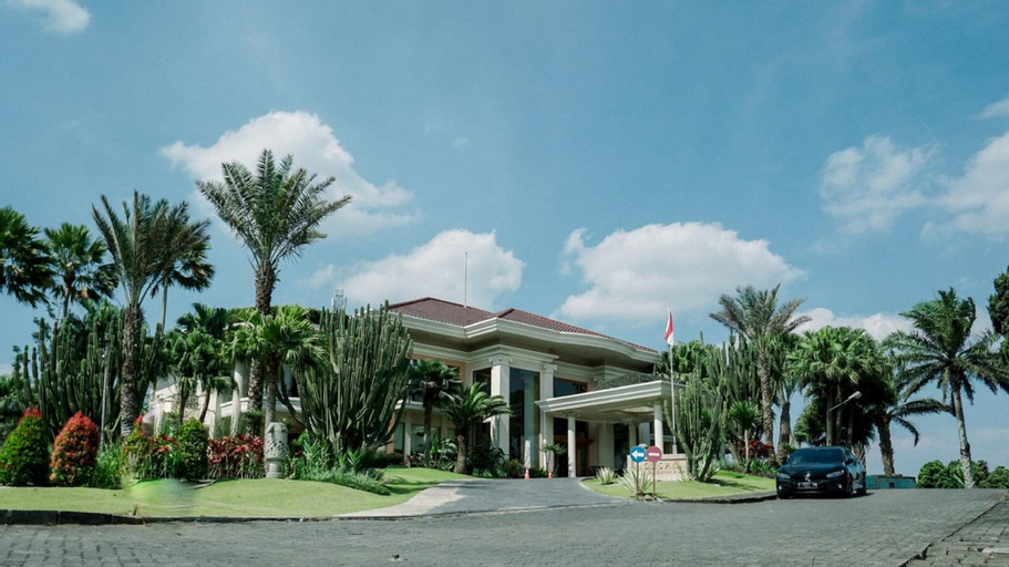 Exterior & Views 23