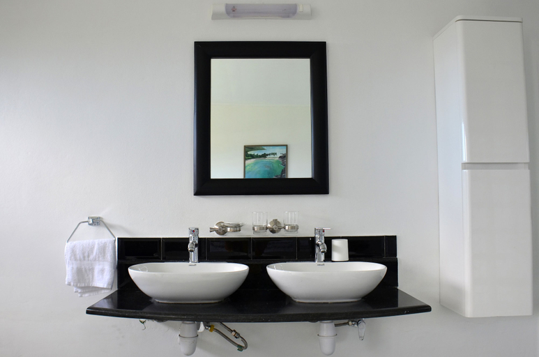 Bathroom 5, The Olive Tree