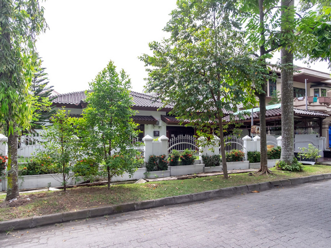 OYO life 2843 Raz House Syariah, Medan