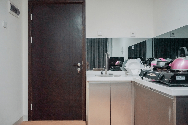 Compact and Cozy Studio at Brooklyn Alam Sutera Apartment By Travelio, Tangerang Selatan