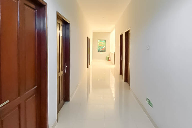 Exterior & Views 2, RedDoorz Syariah @ Pucang Anom, Surabaya