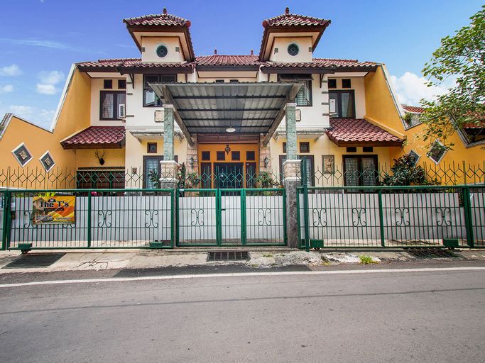 Exterior & Views 1, OYO 3217 The Ts Homestay, Malang