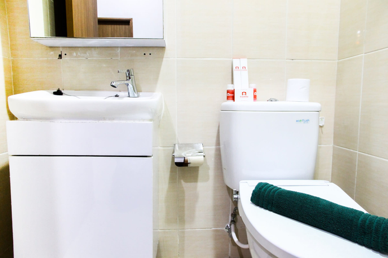 Bathroom 5, Luxury 1BR with Study Room The Oasis Apartment By Travelio, Cikarang