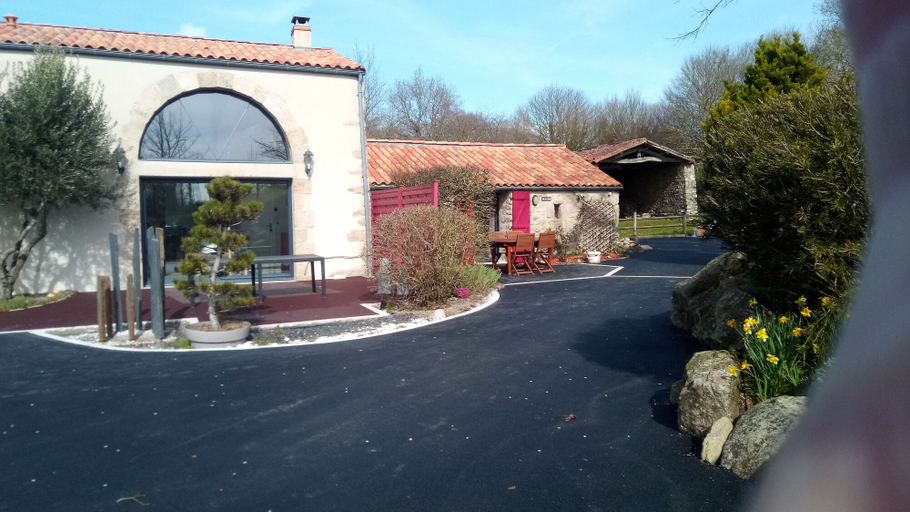 Exterior & Views