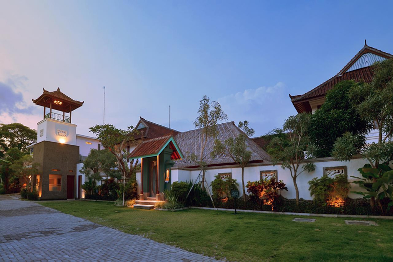 Exterior & Views 17