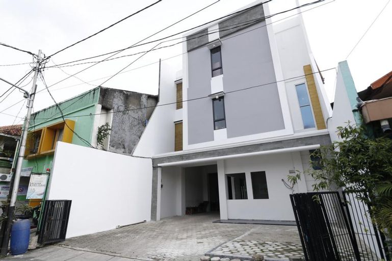 RedDoorz Plus Syariah near Mall Pondok Indah, Jakarta Selatan