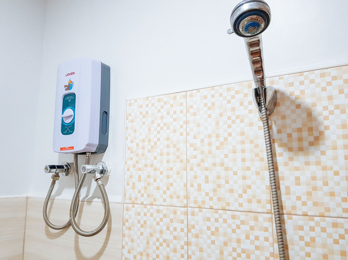 Bathroom 4, RedDoorz near Ramiro Community Hospital, Tagbilaran City