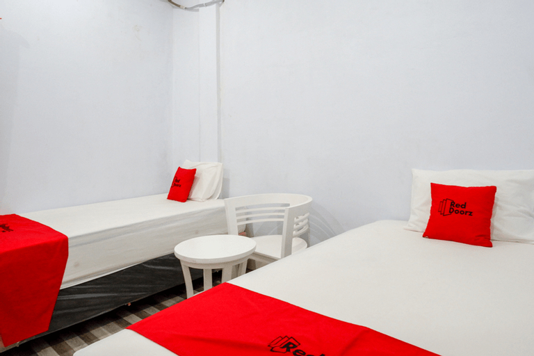 Bedroom 3, RedDoorz Plus @Hawai Inn Near Mall of Panakukang, Makassar