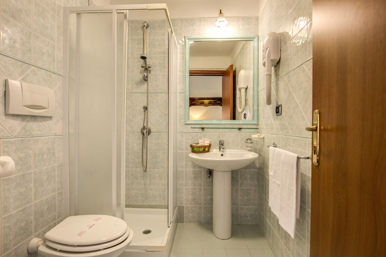 Bathroom 4, Montreal, Roma