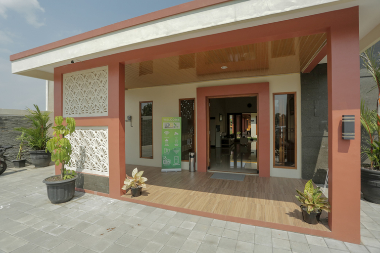 Public Area 2, IDR Green Guest House Syariah Mitra RedDoorz, Solo
