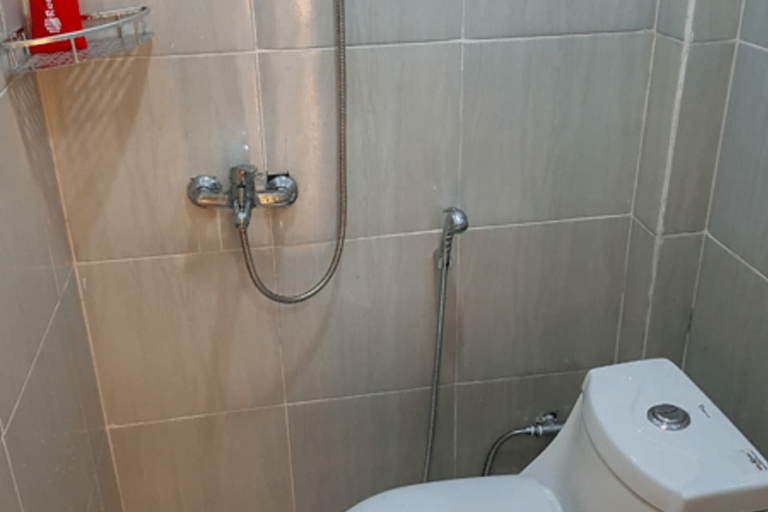 Bathroom 4, RedDoorz near RSUD Kota Luwuk, Banggai