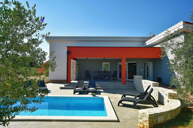 Exterior & Views 2, Villa in Krnica near Beach & Pool, Marčana