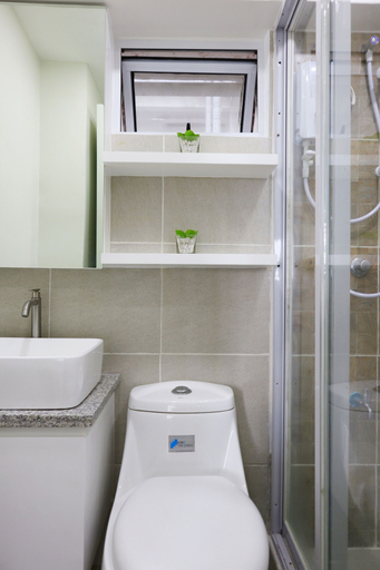 Bathroom 4, Fort Victoria BGC Netflix 25M WiFi, Taguig