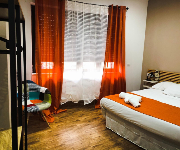 Bedroom 2, Central Station Garibaldi, Napoli