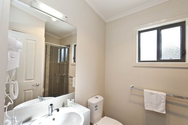 Bathroom 7