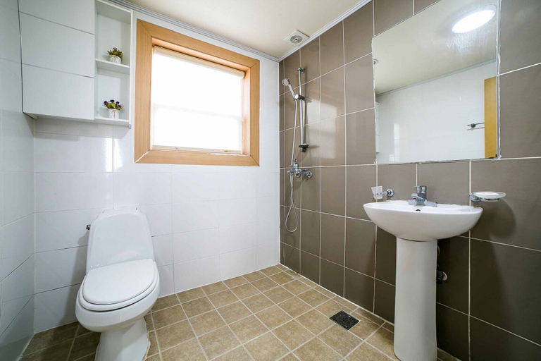 Bathroom 4, Beach Gallery Pension, Donghae