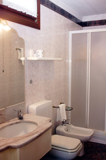 Bathroom 4, Duca D'Aosta, Treviso