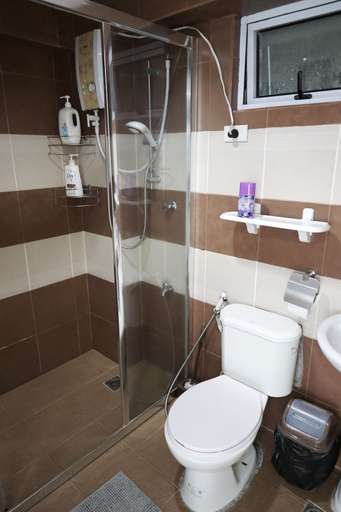 Bathroom 4, Fort Victoria BGC Netflix 25M WiFi, Taguig