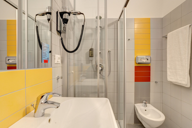 Bathroom 4, MEININGER Milano Garibaldi, Milano