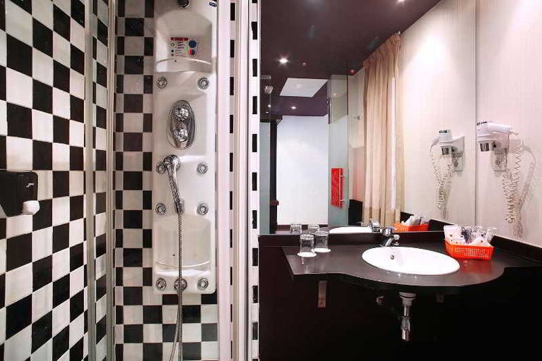 Bathroom 4, Avenida Gran Via, Madrid