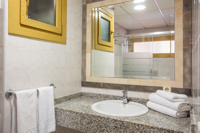 Bathroom 4, Apartamentos Ben-Hur, Baleares