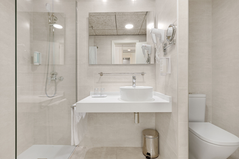 Bathroom 5, Alua Gran Camp de Mar Hotel, Baleares