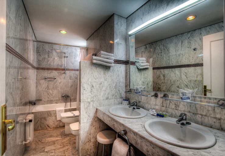 Bathroom 5, Hotel Puertobahia & SPA, Cádiz