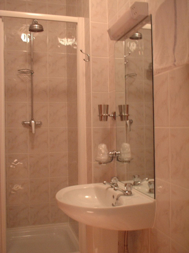 Bathroom 5, Acorn Lodge Gatwick, Surrey