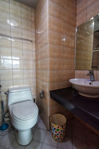 Bathroom 4, Forbeswood Parklane, Taguig