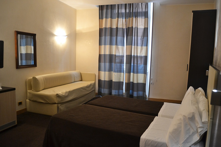 Bedroom 3, Tritone, Rome
