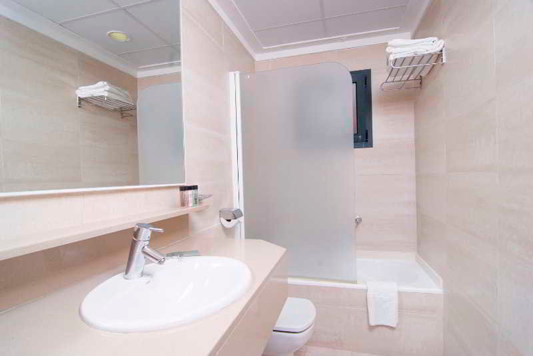 Bathroom 5, PortBlue Club Pollentia Resort & Spa, Baleares