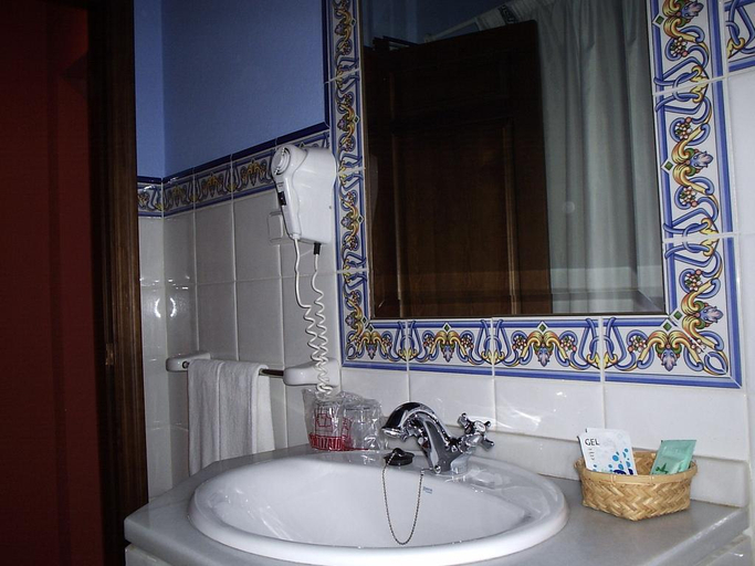Bathroom, Hotel La Casa Grande del Burgo, Málaga